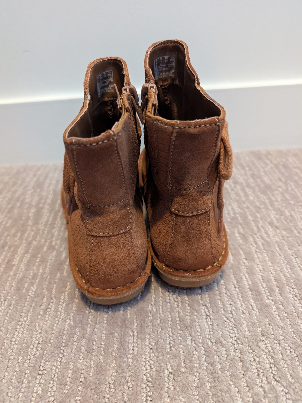 NWOT Women's Clarks Mocassin Style Boots - Picture 3 of 8